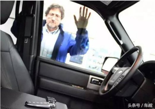 钥匙误锁车里怎么办？到底该不该砸玻璃？