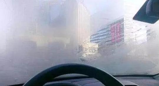汽车前风挡起雾，是开启制冷模式还是开启制热模式来除雾呢？