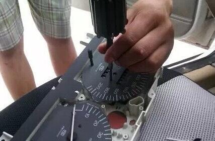 他只用五分钟，就将里程表从10万调到1万