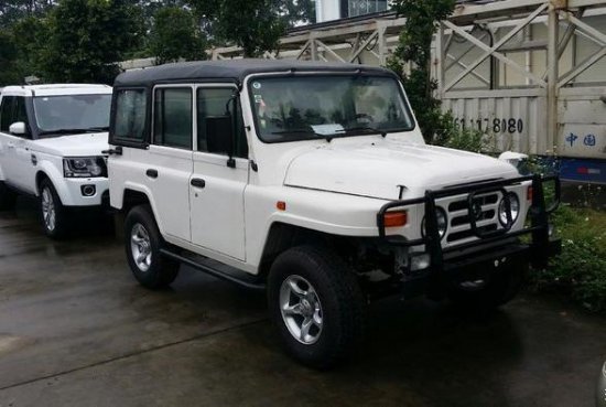 男子雨天提北汽212，刚出门就漏水，生锈掉螺丝，不愧北汽正品