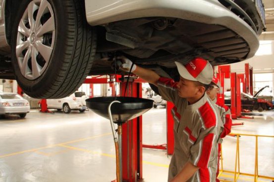 更换不同品牌厂商的机油用不用清洗发动机？