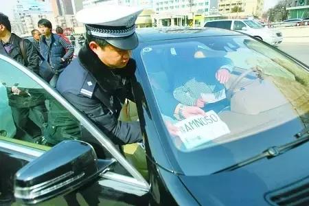 这样悬挂临时号牌，当心也被扣12分！