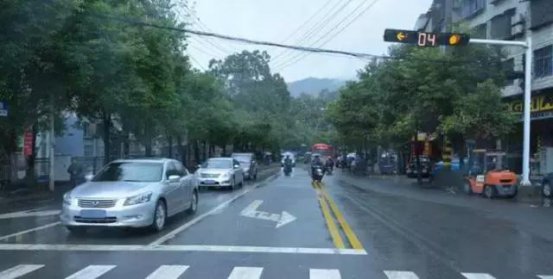 红绿灯路口前面车坏了，后面的车应该怎么走？