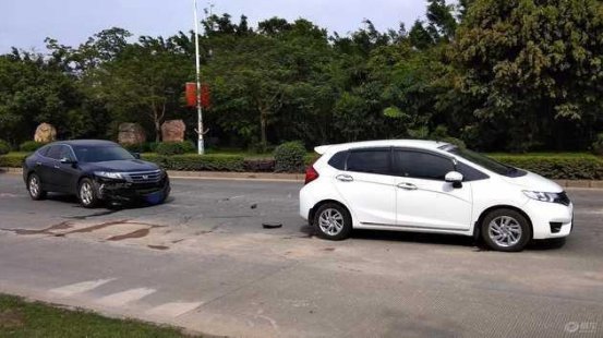 <b>记录一次意外躺枪的交通事故，车主表示也被撞时候都懵了</b>