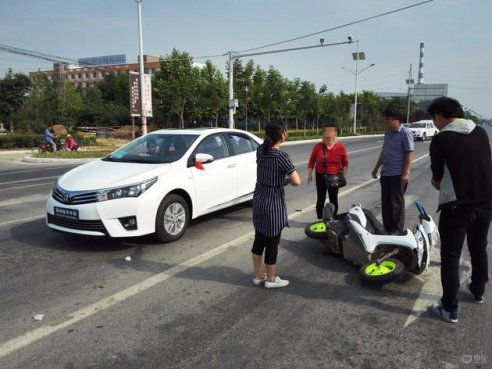 炸街摩托追尾我的卡罗拉	新车两天就也被撞