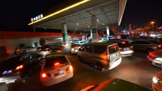 加油站停车加油为何也被罚200元？交警解释这里违章了！