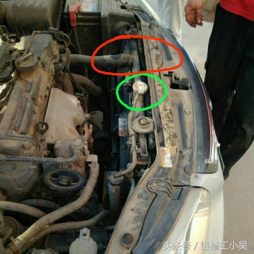 汽车行驶途中水温报警灯亮了，起亚车主检查后慢悠悠地把车开到了汽