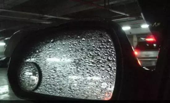 雨天就变瞎子！车窗后视镜挂水怎么破？