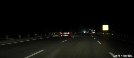 <b>高速公路没有路灯，夜间安全行驶学会这几招关键时会保命</b>
