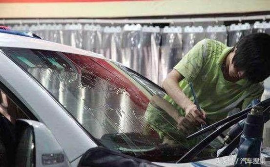 买车的时候4S店送的贴膜一定别要了，水很深！