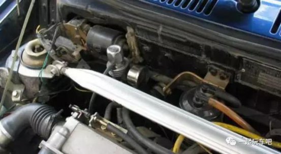 夏天汽车这些部位容易高温引发自燃 再新的车也烧！