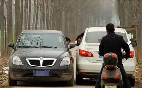 驾校学不到的知识，坐在车内如何判断车轮位置？