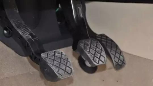 如果车已失去控制，刹车都失灵了，把它挂在倒档能使车子减速吗？