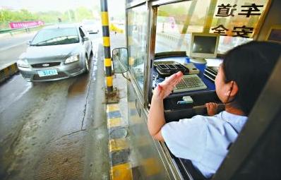 上高速过站拿卡扣2分、罚款两百，这些违章陷阱，你有没有中招