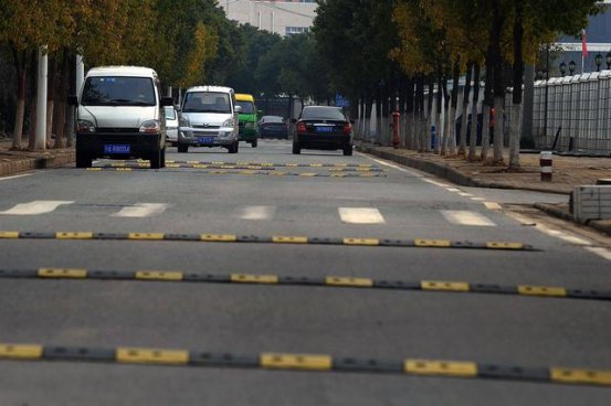 快速轧上减速带，会弄坏车子吗？