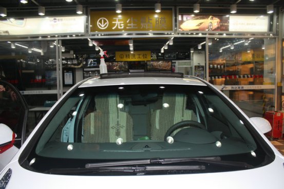 <b>汽车贴膜时玻璃爆了，是什么原因？</b>